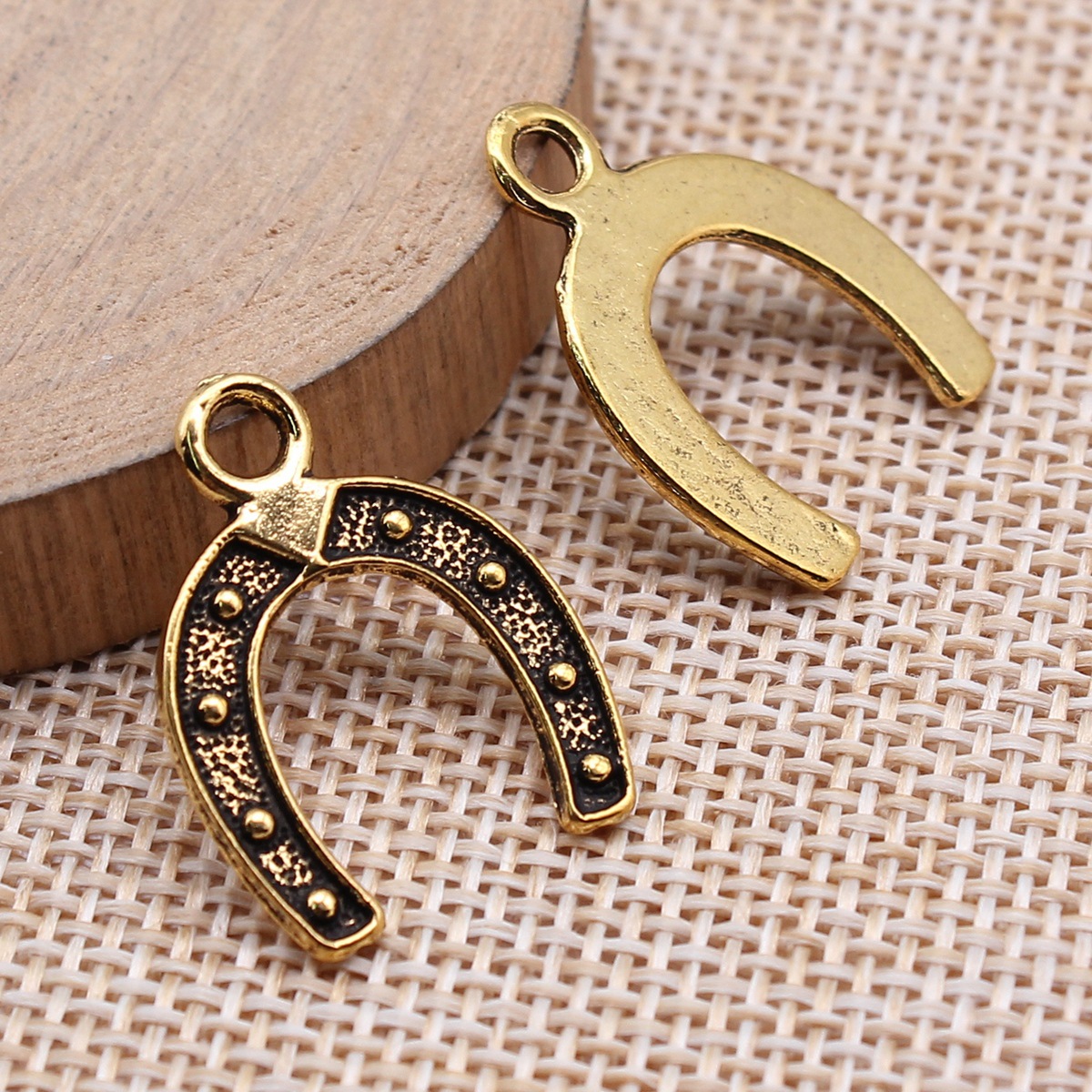 40個 23x18mm(0.91x0.71インチ) 4色 馬 - Vintage Fashion Wholesale のレビューと価格