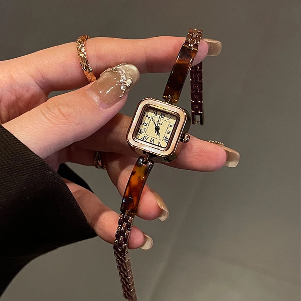 高級ヴィンテージレディースウォッチ、ローマ数字とスクエアダイ - Vintage Fashion Watches のレビューと価格