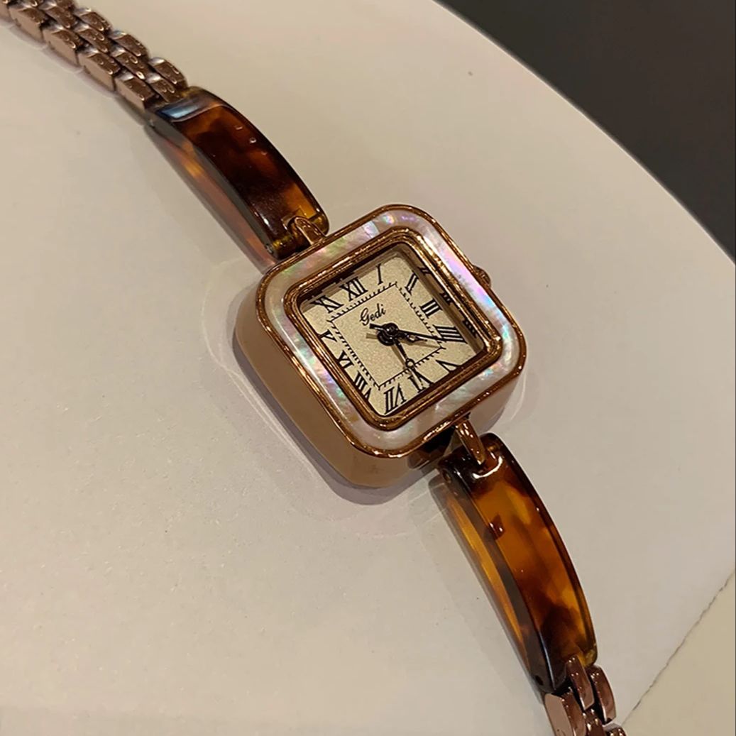 高級ヴィンテージレディースウォッチ、ローマ数字とスクエアダイ - Vintage Fashion Watches のレビューと価格