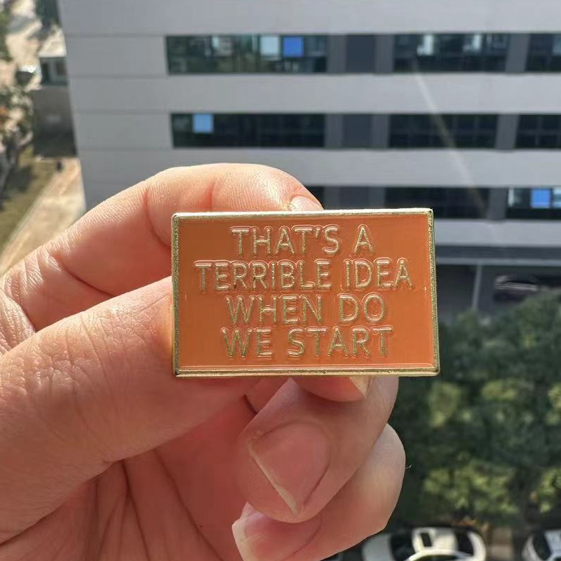 「インスピレーションを与える引用ブローチ、バックパック、衣類 - Vintage Fashion Quotes のレビューと価格