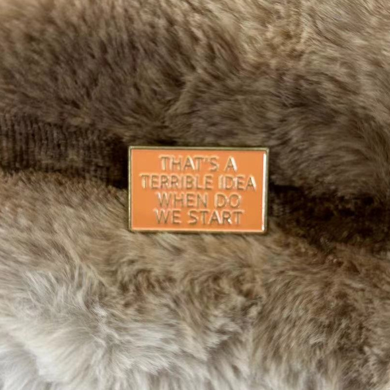 「インスピレーションを与える引用ブローチ、バックパック、衣類 - Vintage Fashion Quotes のレビューと価格